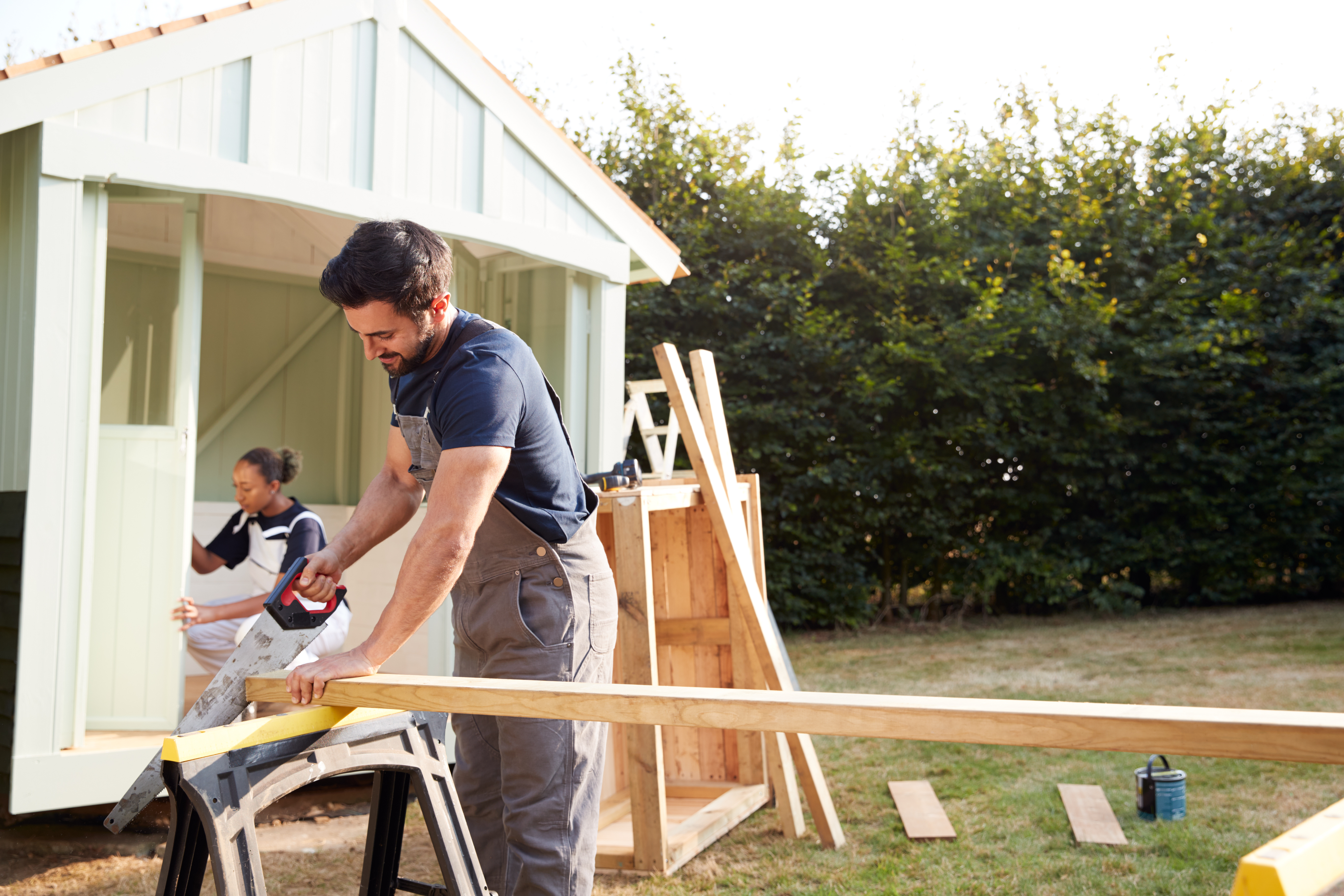 Gartenhaus verkleiden: Warum eine nachträgliche Fassadengestaltung oft mehr kostet als gedacht
