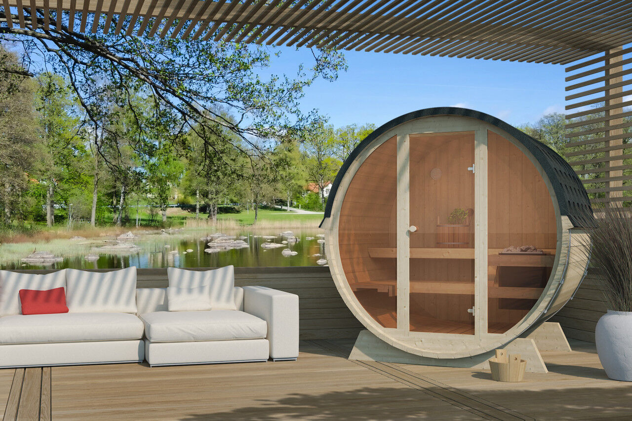 Finn Art Fass-Sauna Luka mit Vollglas-Front auf Terrasse am See