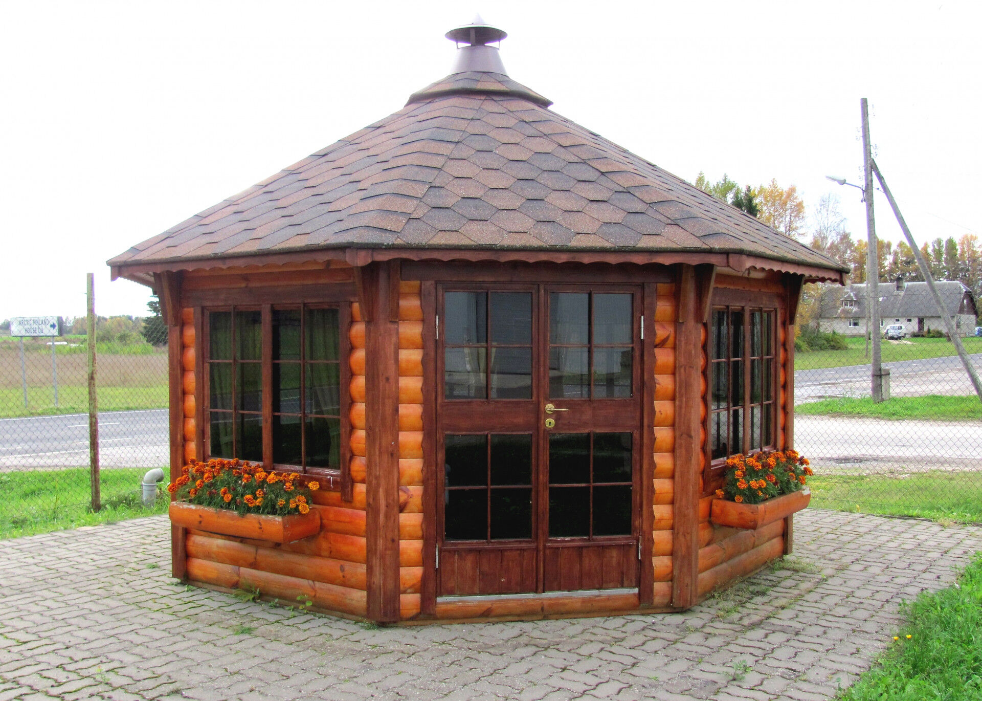 Grillpavillon Victoria 12 m² braun, braune Schindeln Frontansicht