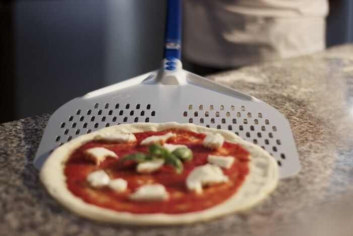 Pizzaschaufel Azzurra Alu rechteckig 33x33cm perforiert