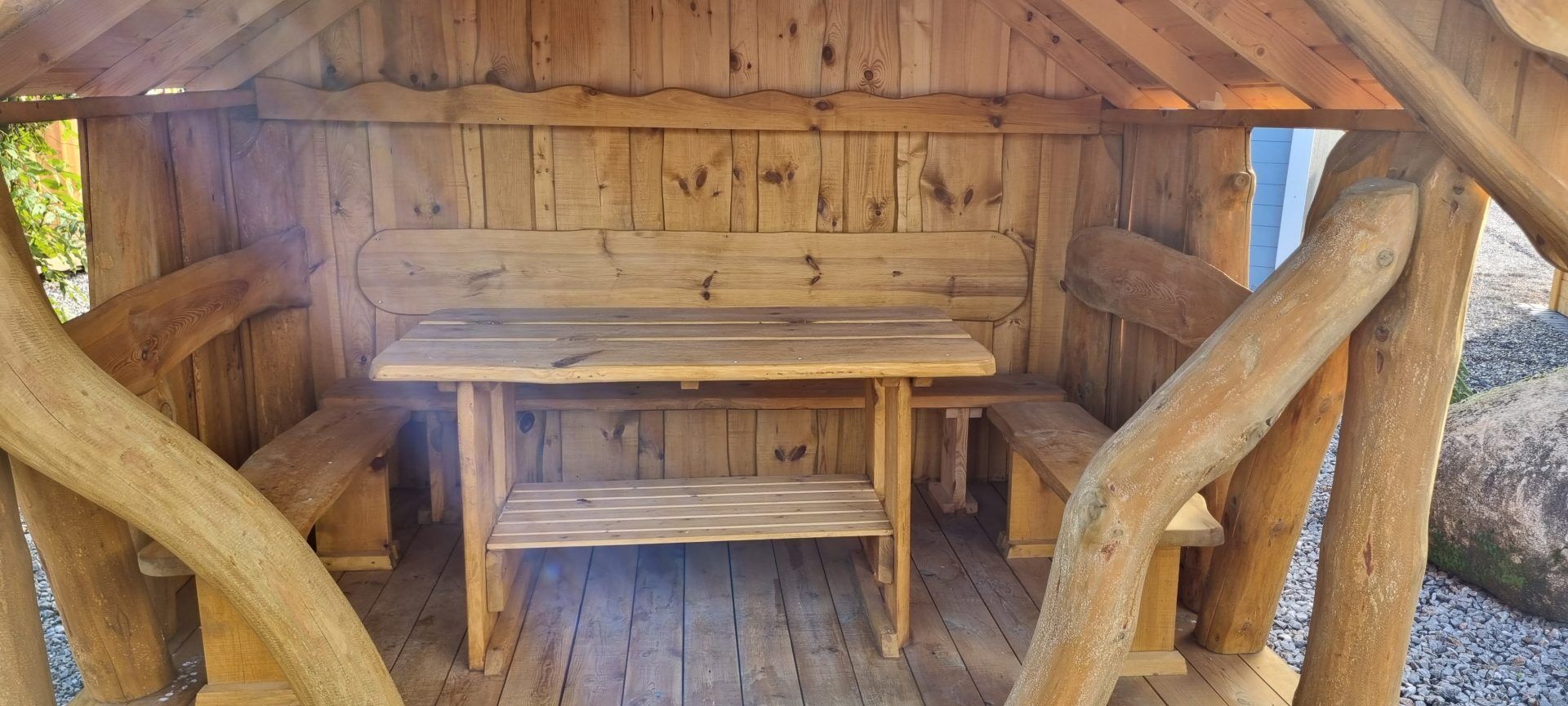 Überdachte Sitzgruppe Wanderhütte Unterstand Waldschänke