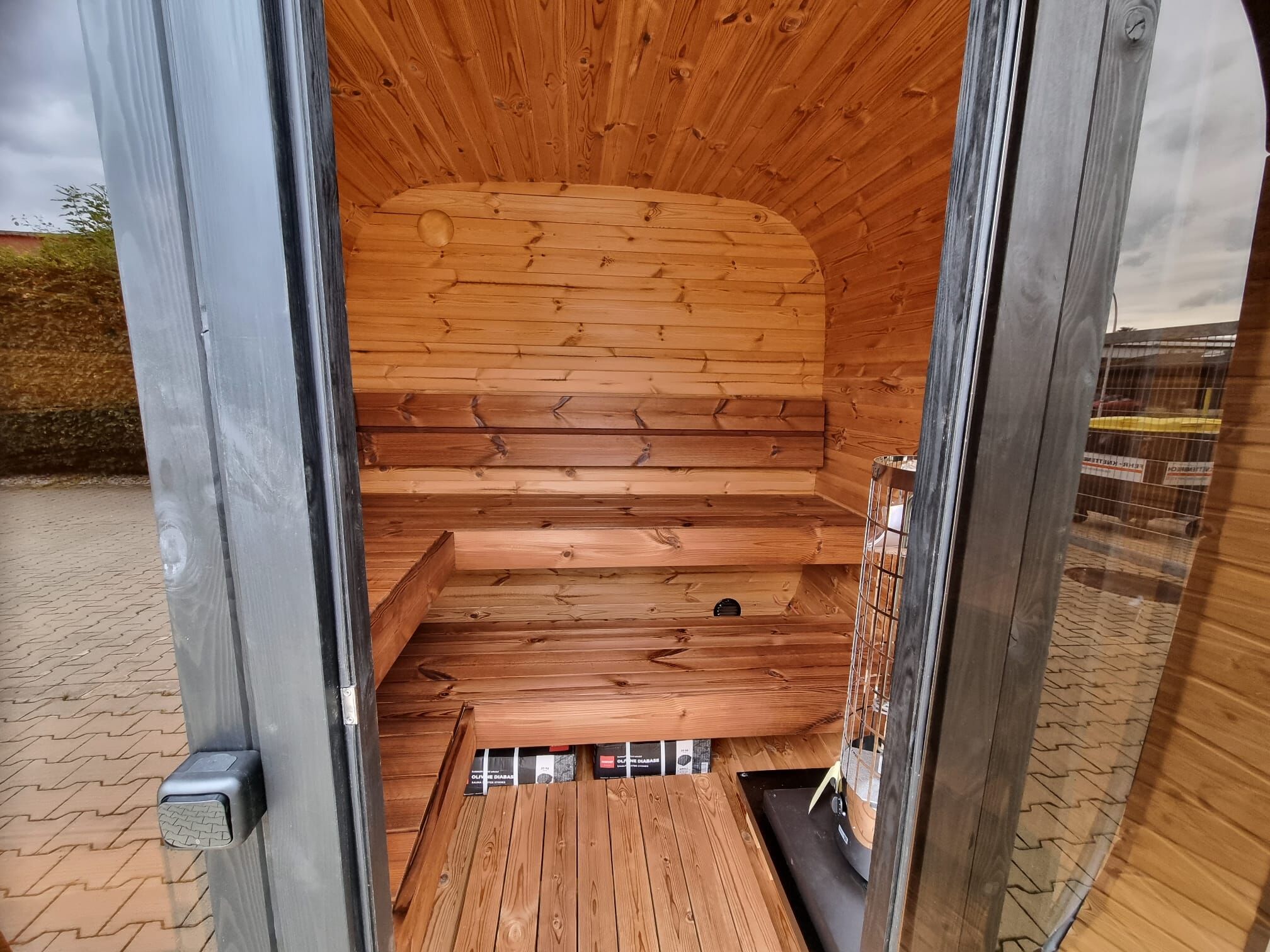 Fasssauna Cube Tommy Premium 2,3 x 2,3m aus Thermoholz montiert, normal Glasfront, ohne Beleuchtung