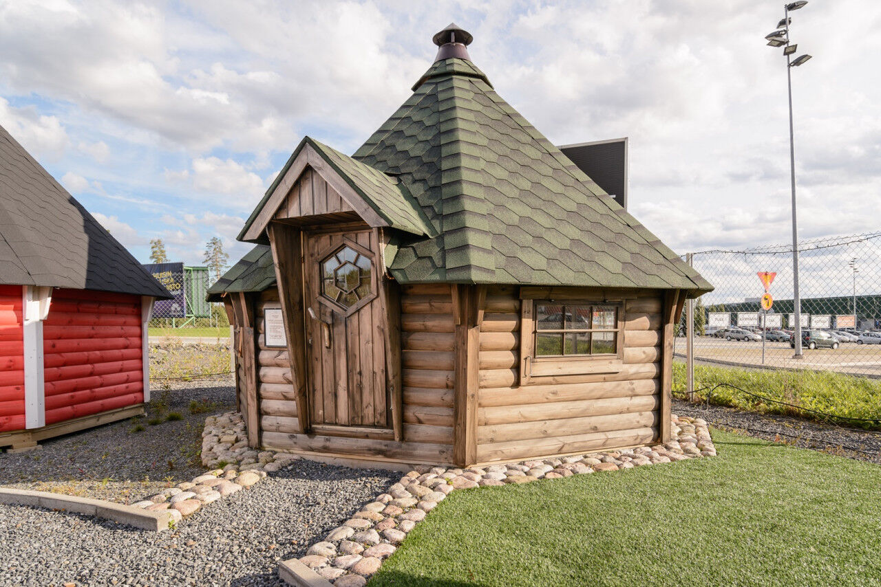 Grillkota Deluxe 17 m² braun mir grünen Schindeln