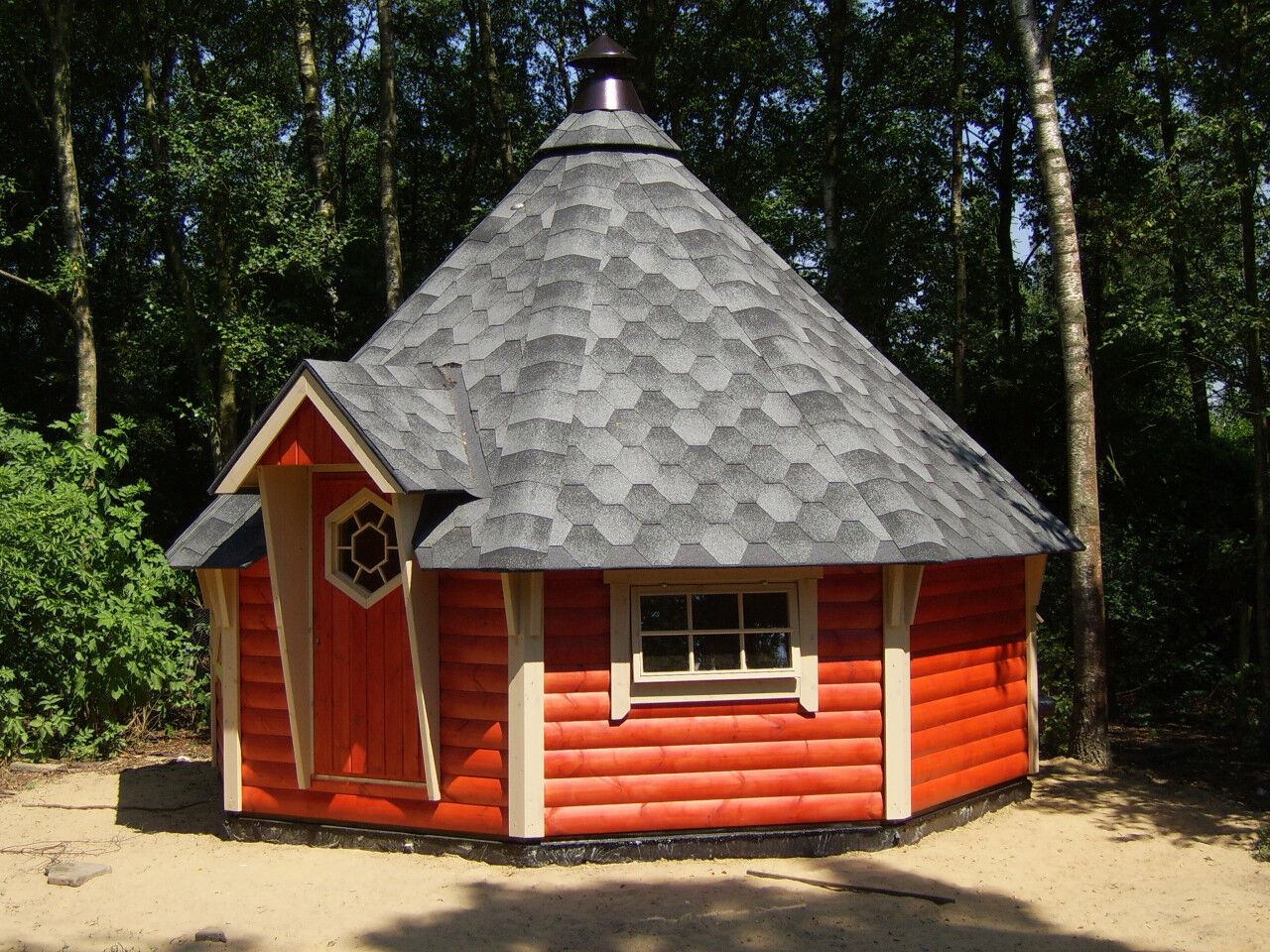 Grillkota Deluxe 12 m² rot mit schwarzen Schindeln Seitenansicht