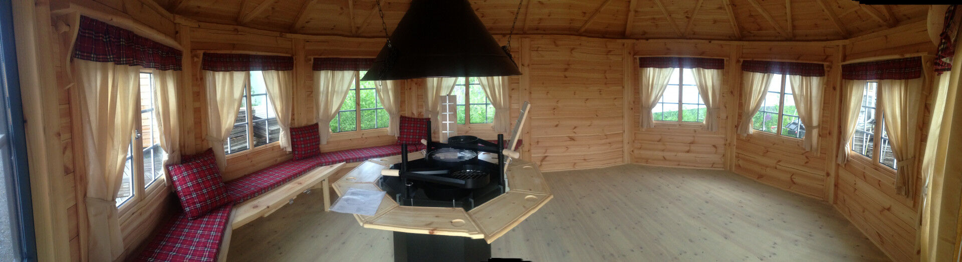 Grillpavillon Victoria Oval 18 m² Innenansicht Grill, Rauchabzug, rote Sitzkissen
