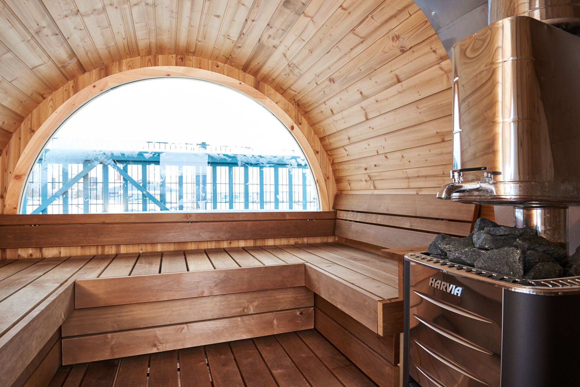 Saunafass Arctic Alex Delux Innenansicht Saunabänke Halbglasscheibe, Holzofen mit Warmwasserbehälter