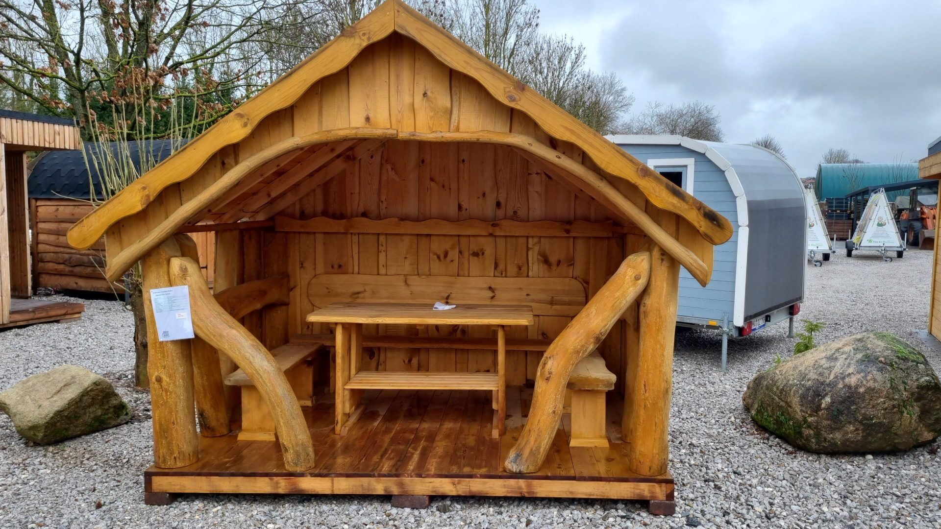 Überdachte Sitzgruppe Wanderhütte Unterstand Waldschänke gestrichen