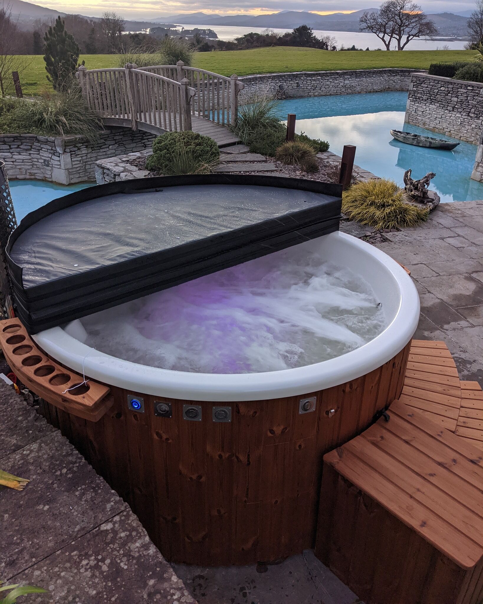 SPANOVA Hot Tub Premium 200 – Badefass mit integriertem Holzofen, WPC & Acrylwanne, Grau, V2A Edelstahlofen
