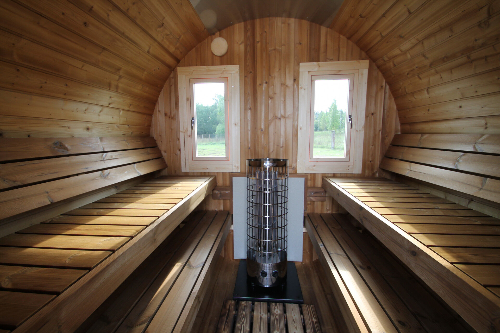 Saunafass Arctic Valter Standard Innenansicht mit Elektroofen, zwei Fenster in Rückwand, Bänke mit Rückenstützen und Fußbänken