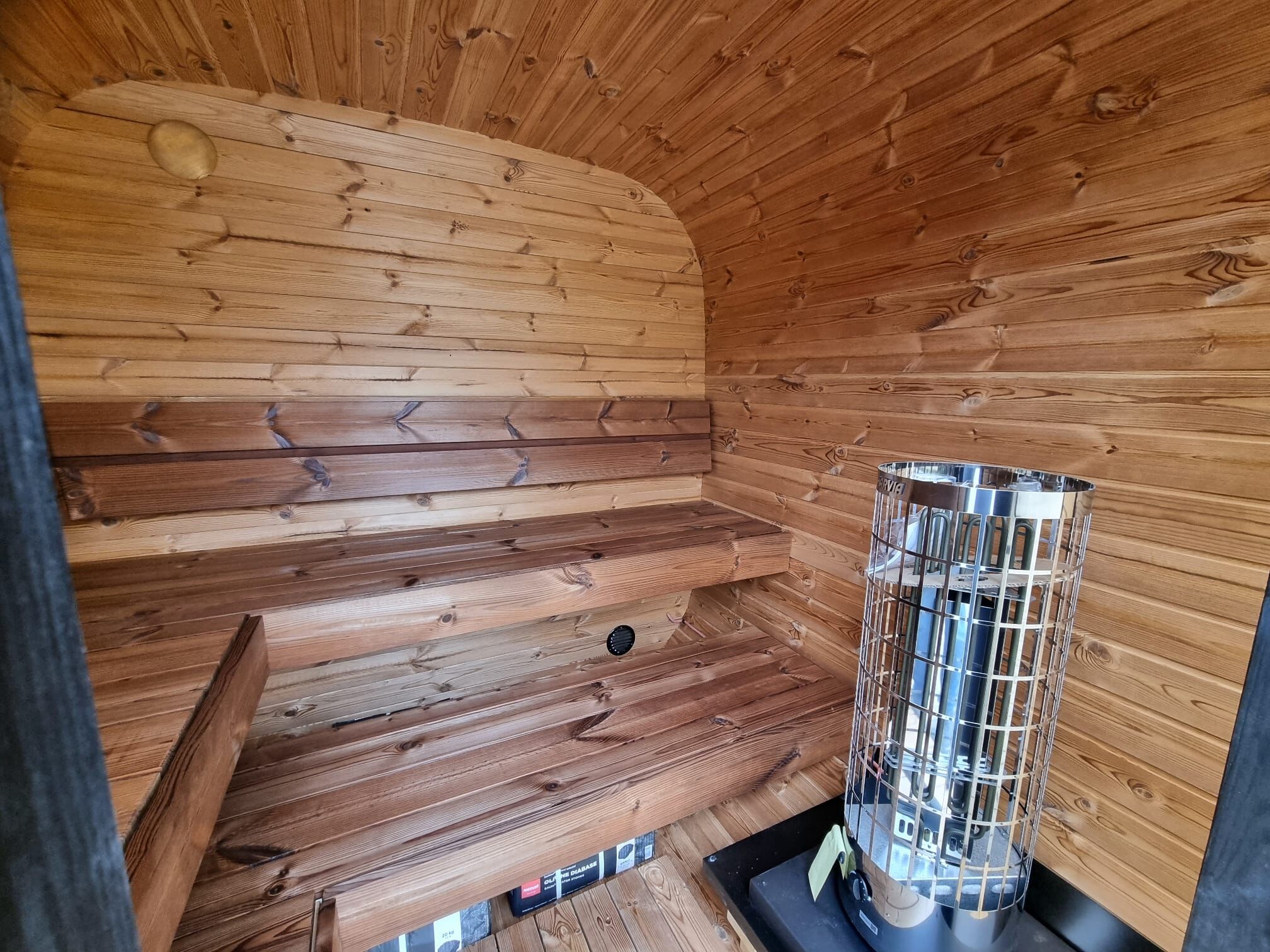 Fasssauna Cube Tommy Premium 2,3 x 2,3m aus Thermoholz montiert, normal Glasfront, ohne Beleuchtung