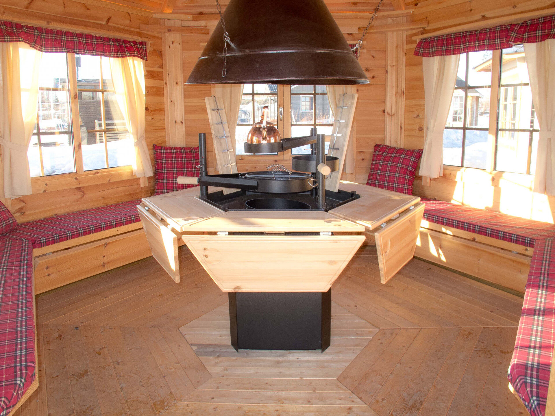 Grillpavillon Victoria 6,5 m² Grill, Flammbretter, Klapptische, rote Sitzpolster und Deko