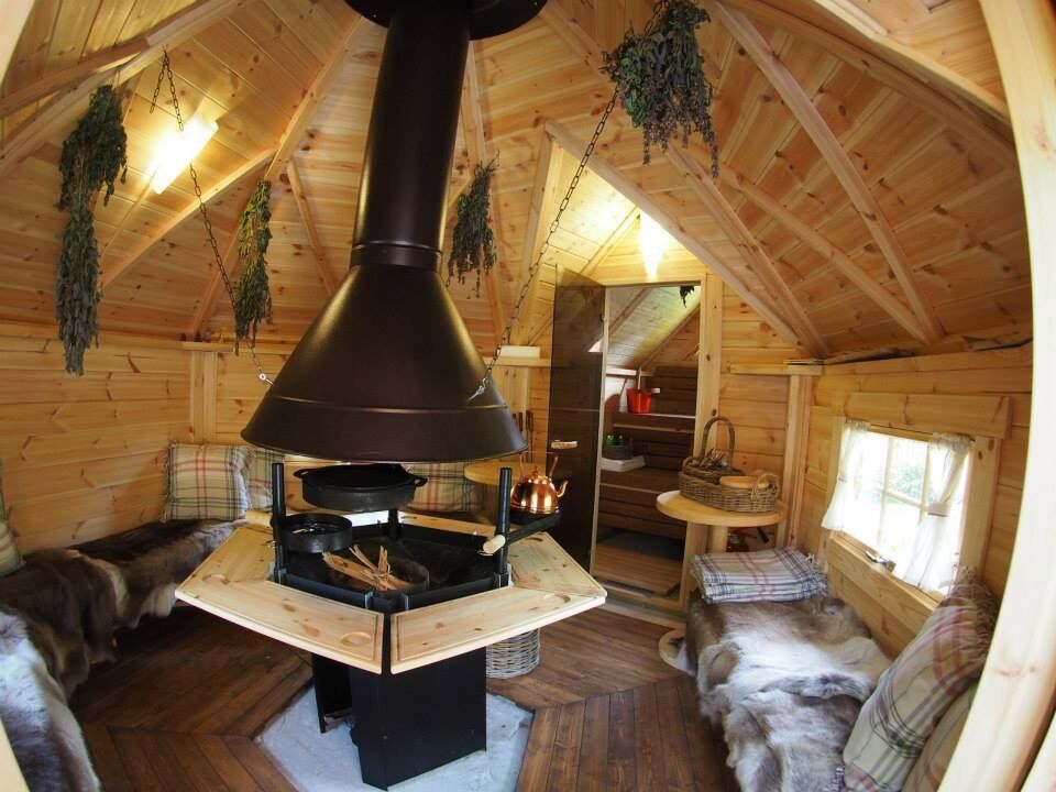 Grillkota Deluxe 9 m² mit 2,5 m Saunaanbau Innenansicht beleuchtet