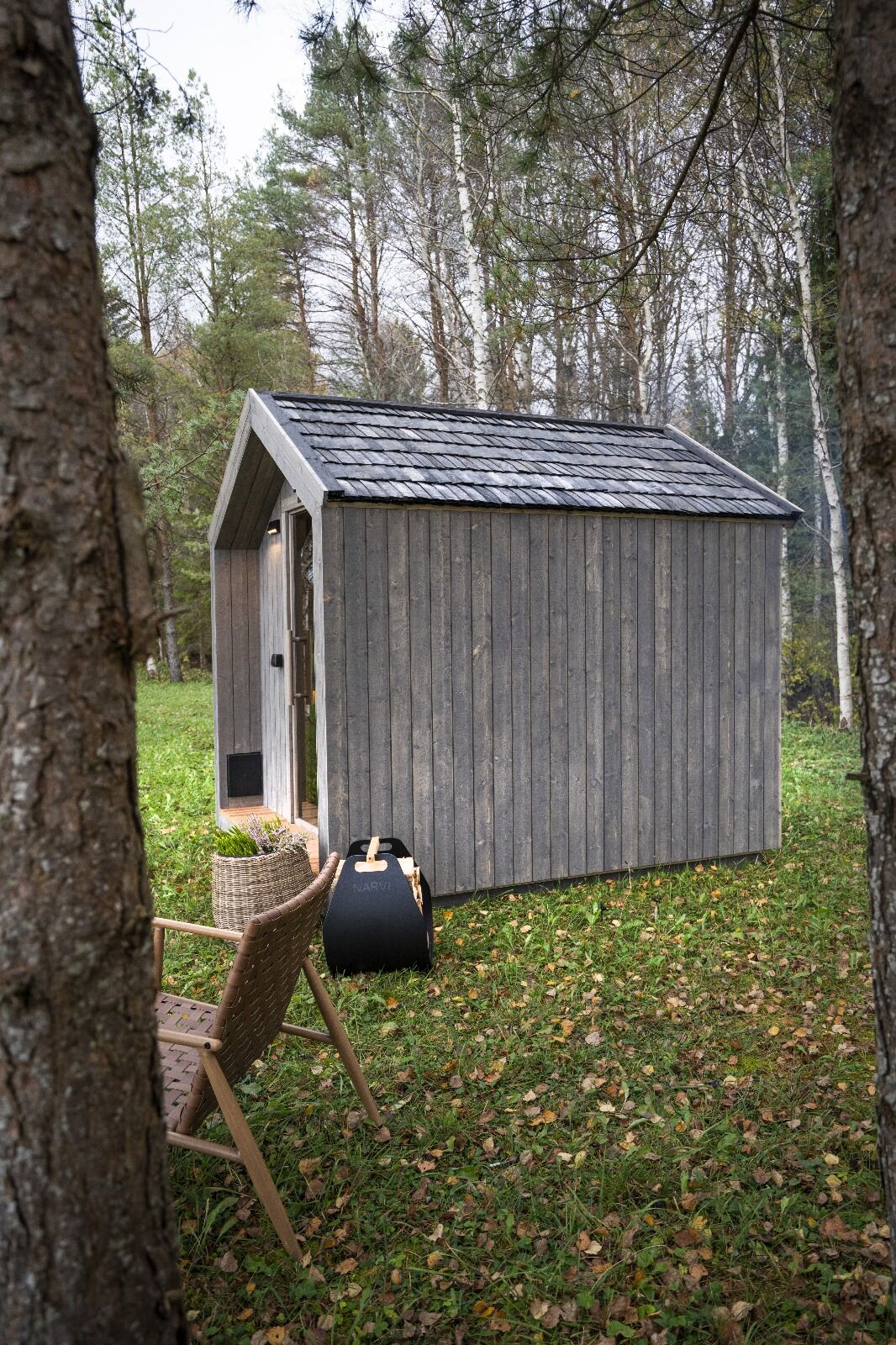 Saunahaus mit Panoramascheibe für 6 Personen – Fjord Gartensauna isoliert
