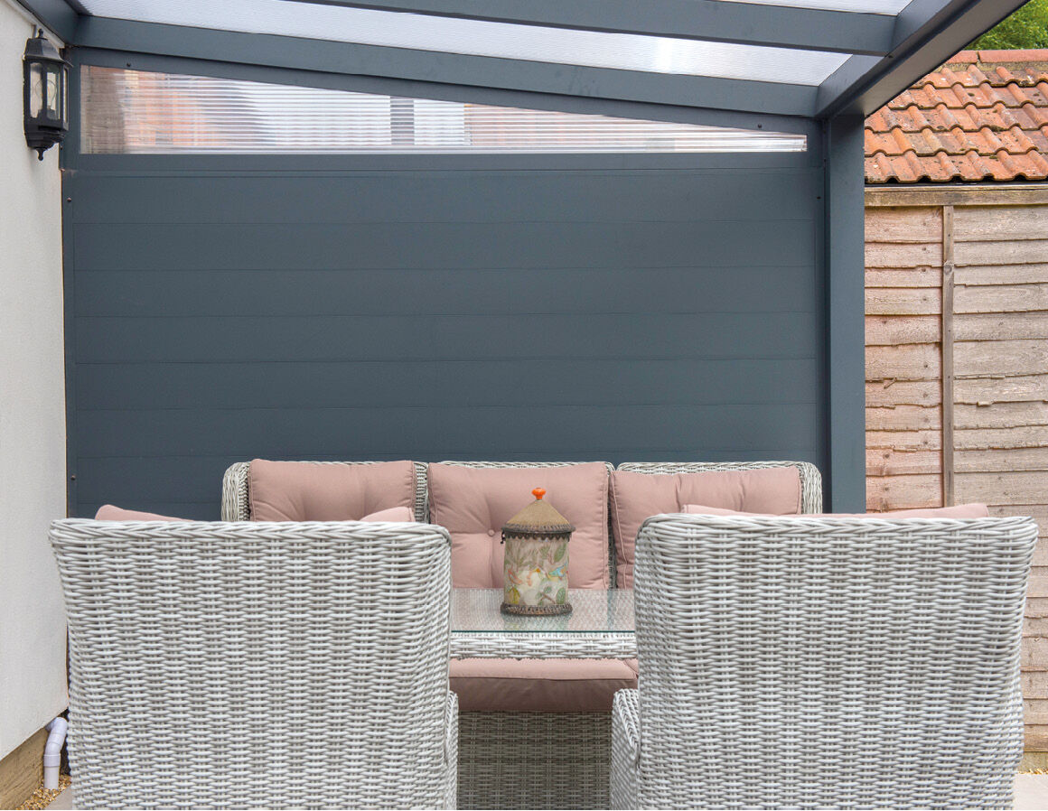 Keilfenster mit Polycarbonat anthrazit opal 3 m