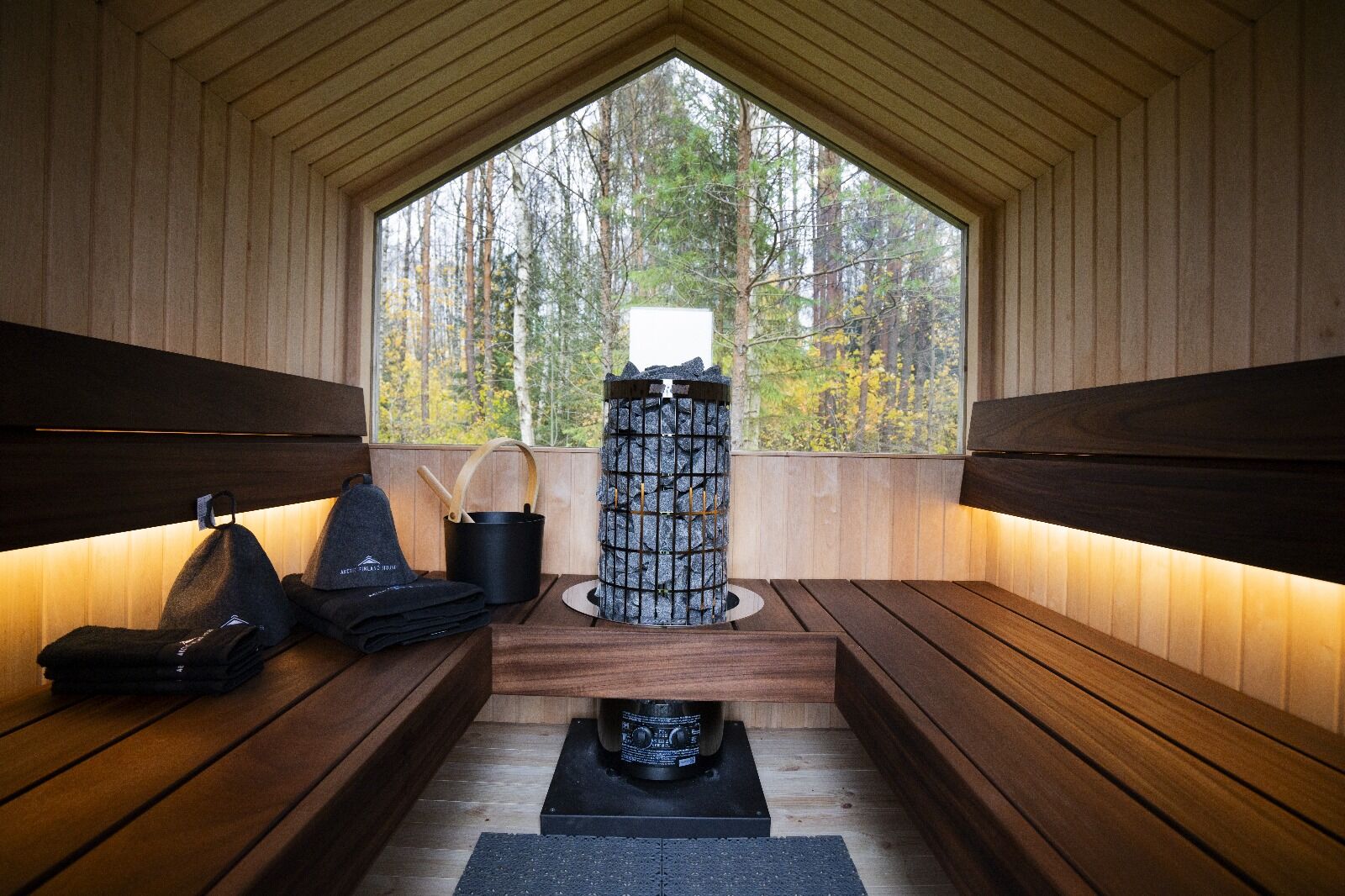 Saunahaus mit Panoramascheibe für 6 Personen – Fjord Gartensauna isoliert