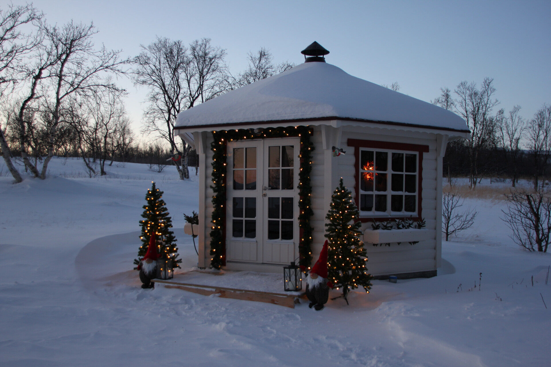 Grillpavillon Victoria 9,2 m² weiß mit schneebedecktem Dach und weihnachtlicher Deko bei Dämmerung