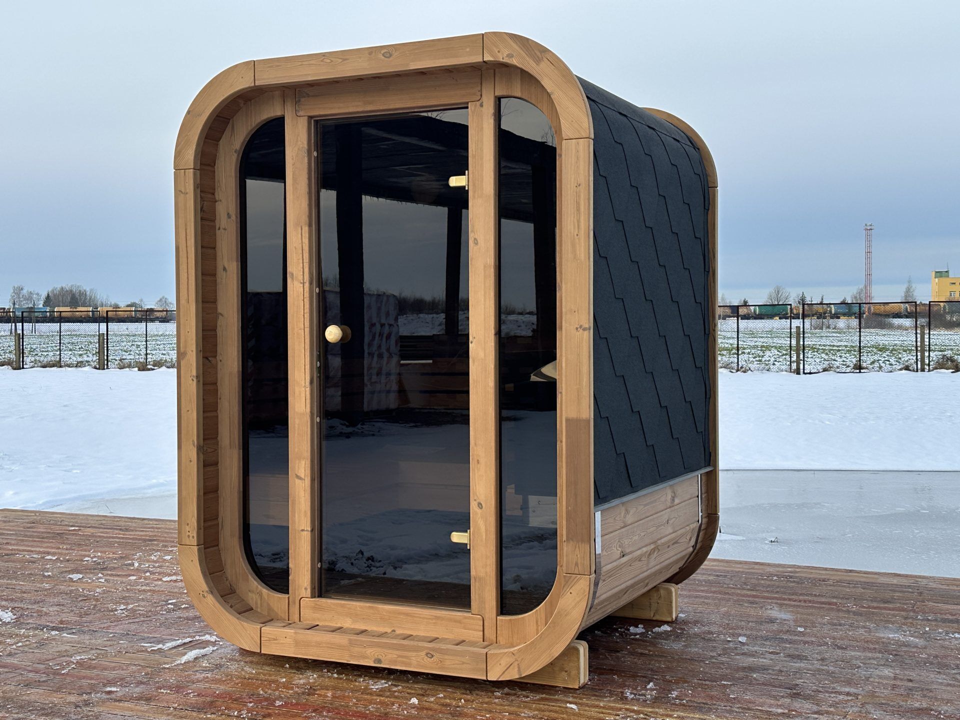 Finn Art Fasssauna Premium Mini Quadro Thermoholz auf Terrasse