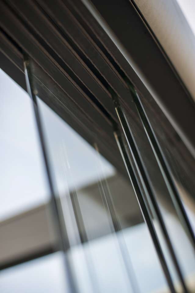 Glasschiebewandsystem mit 8mm Scheiben anthrazit 2,5 m