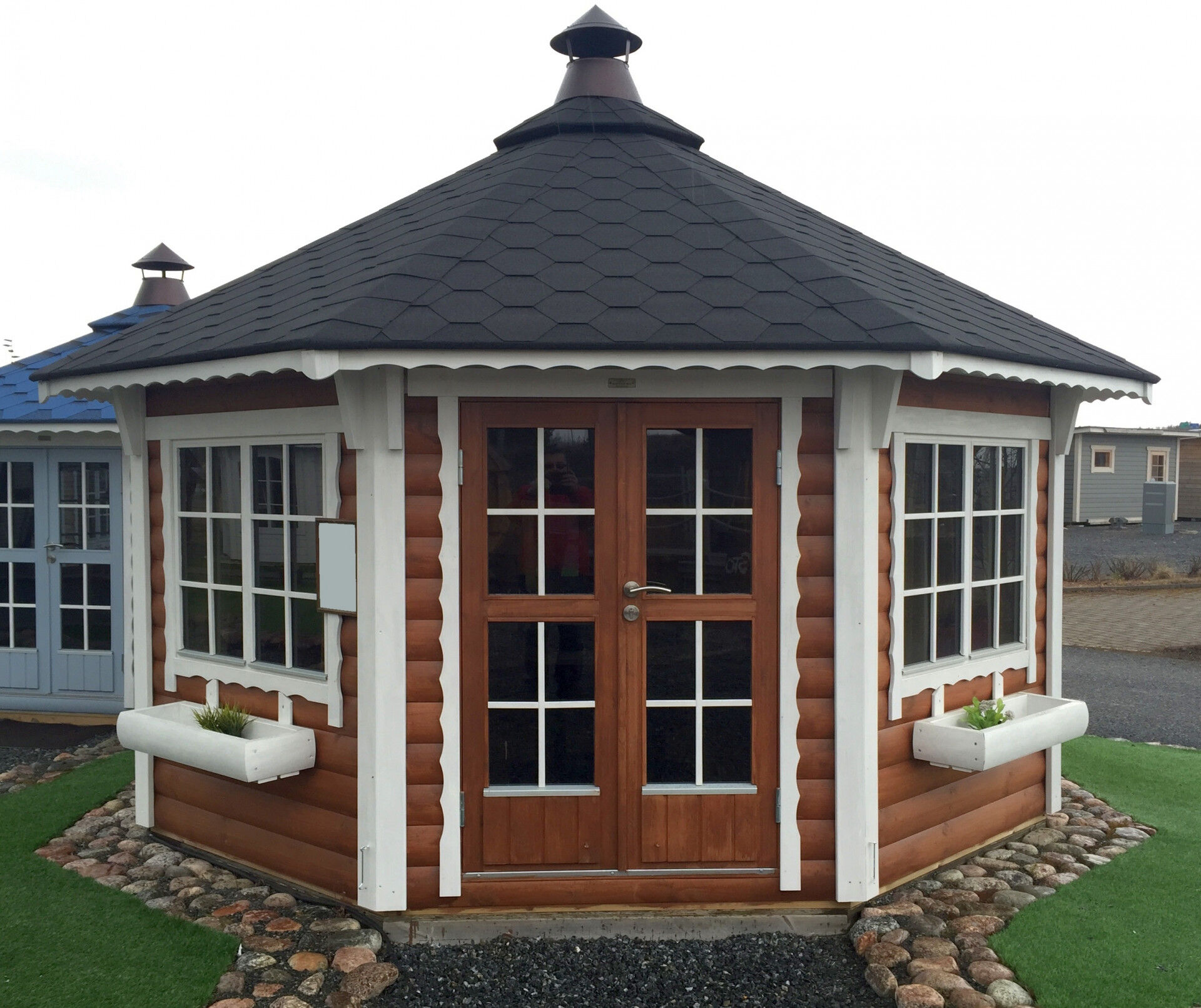 Grillpavillon Victoria 12 m² braun, schwarze Schindeln Frontansicht